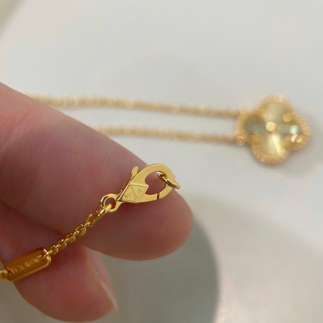 Vintage Alhambra Pendant White Gold, Yellow Gold - Bob Jewelry